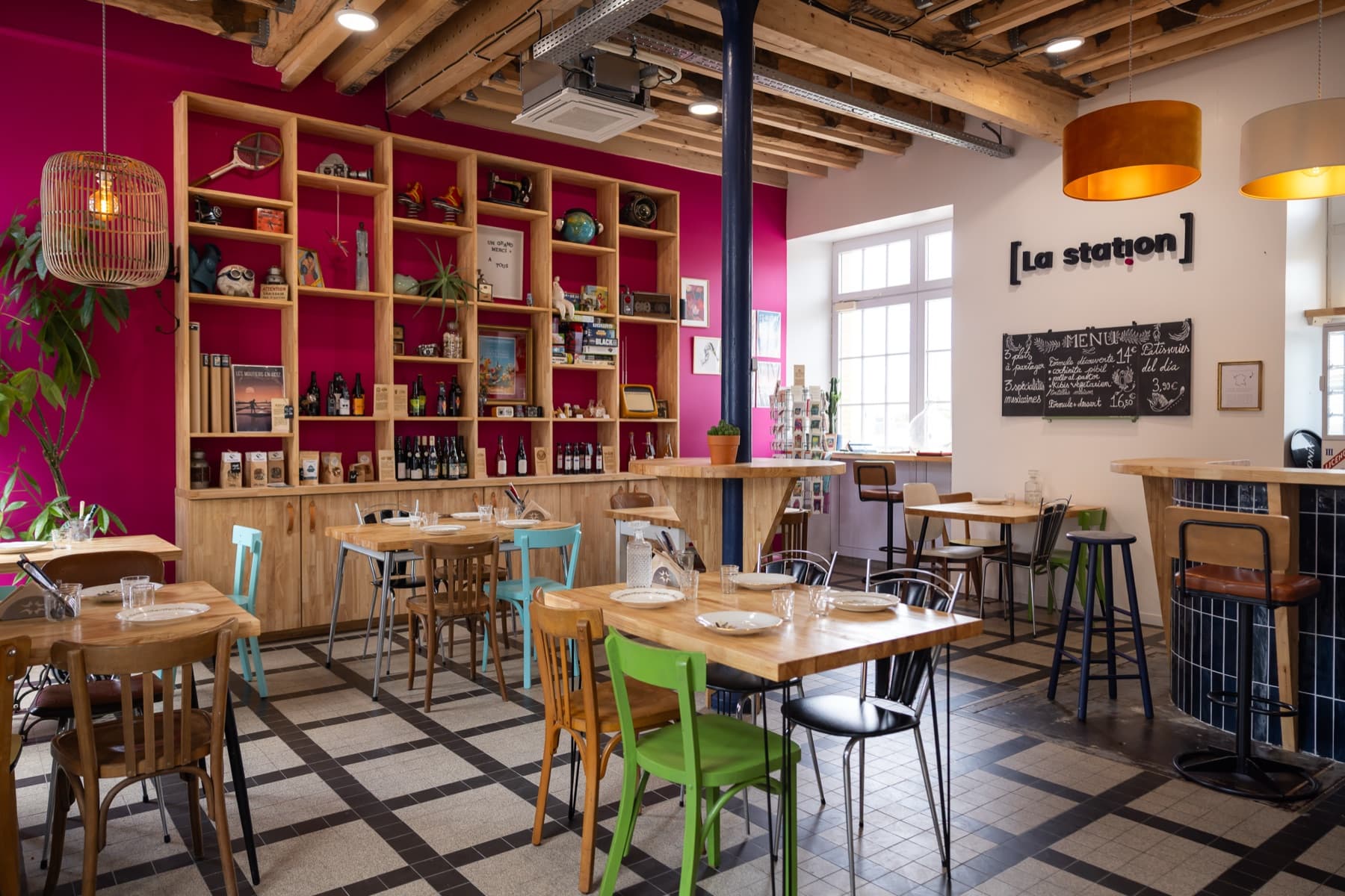 La salle du restaurant de La Station, à la gare de Sainte-Pazanne