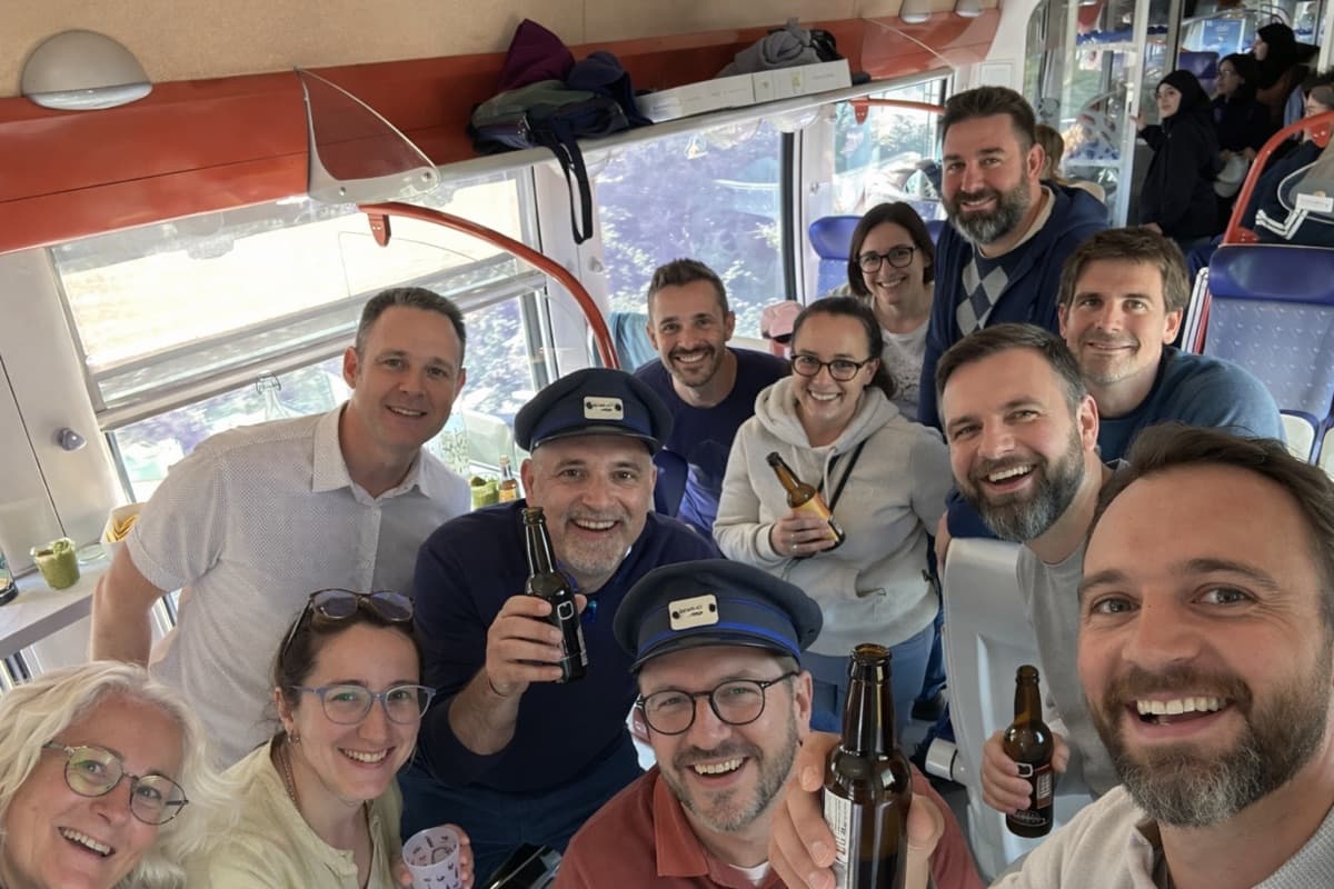 Équipe dans le train lors d'une micro-aventure